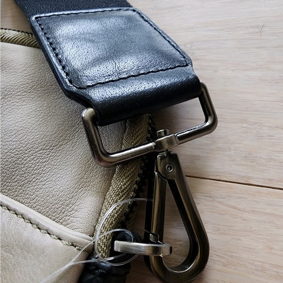 Modern The Police Genuine Leather w/Tech Trim Cross Body Bag Designed in Italy - Picture 8 of 14
